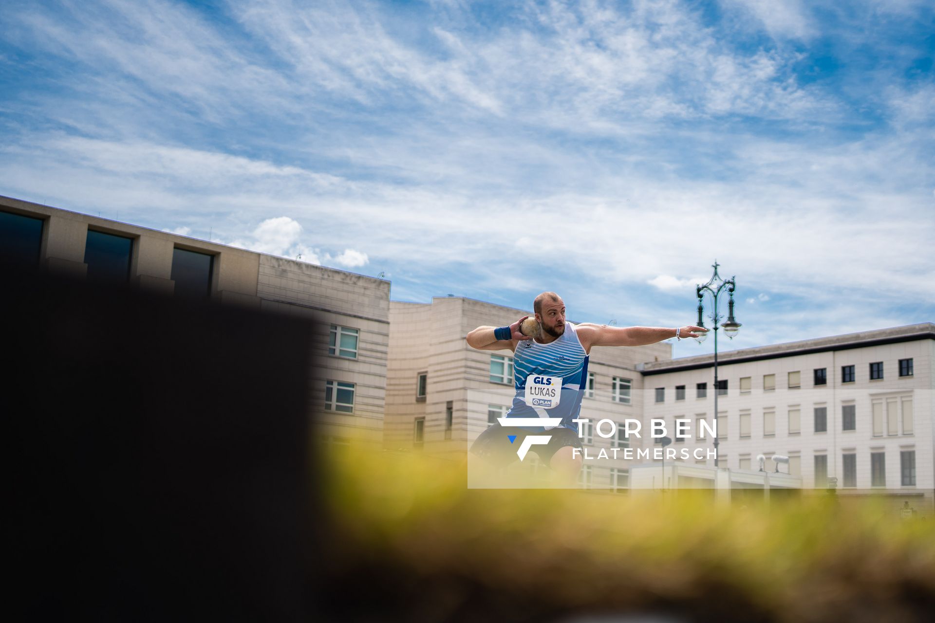 Dennis Lukas (SSV Gymnasium Heinzenwies) im Kugelstossen waehrend der deutschen Leichtathletik-Meisterschaften auf dem Pariser Platz am 24.06.2022 in Berlin